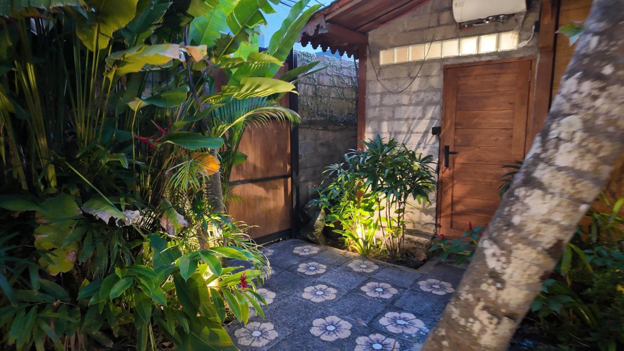 Вилла Private Joglo In Heart Of Sanur Экстерьер фото
